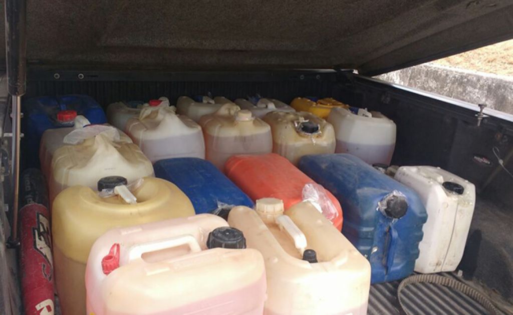 La camioneta estaba cargada con 33 bidones que contenían combustible,p resuntamente adquirido de manera ilegal (Leticia Ánimas)