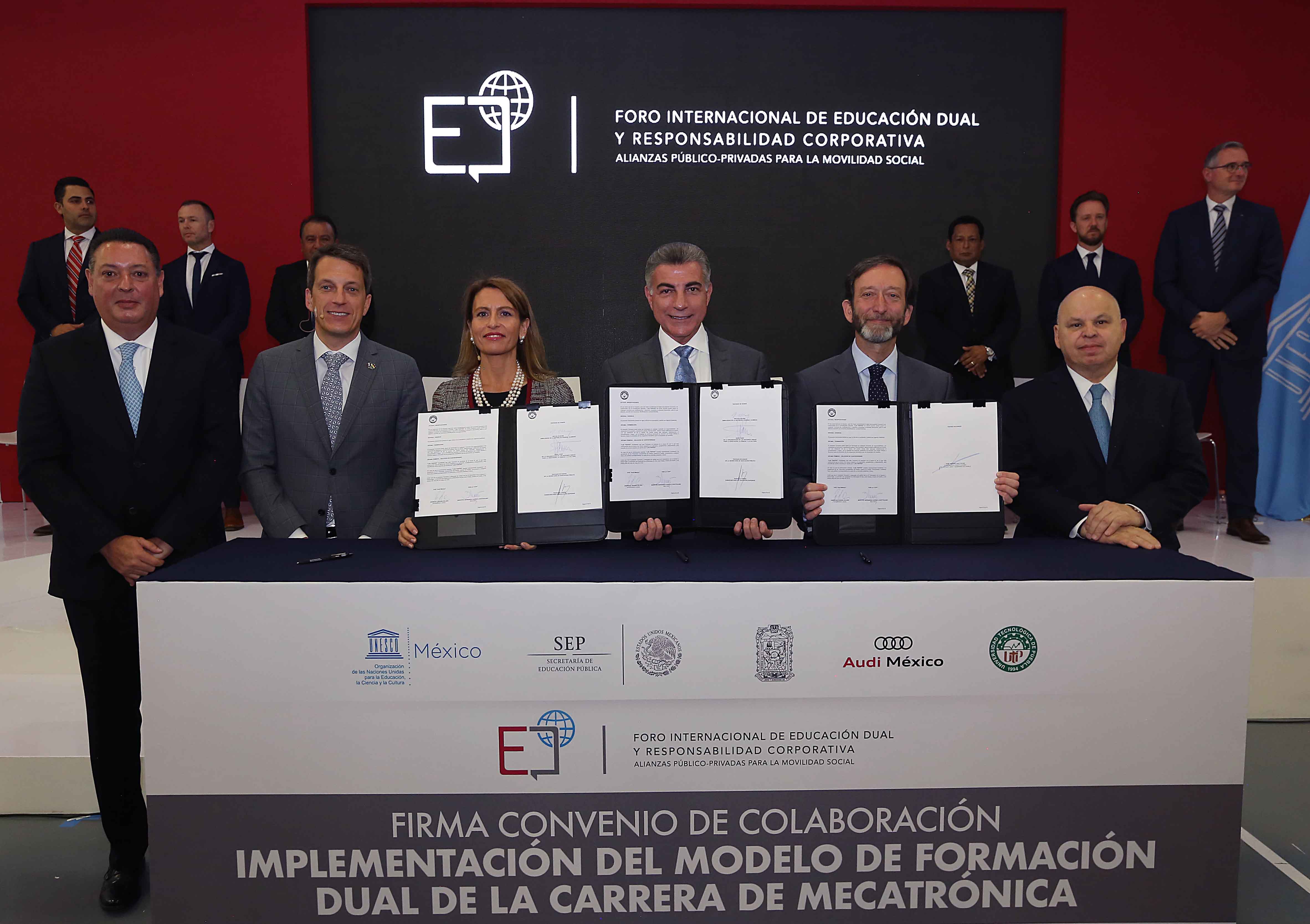 Firma de convenio de colaboración para la implementación del Modelo Dual. (Especial)