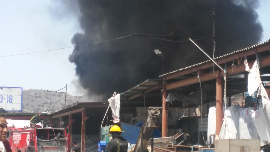 El incendio fue controlado de manera inmediata por bomberos de Ecatepec y Tlalnepantla. (Jorge Becerril)