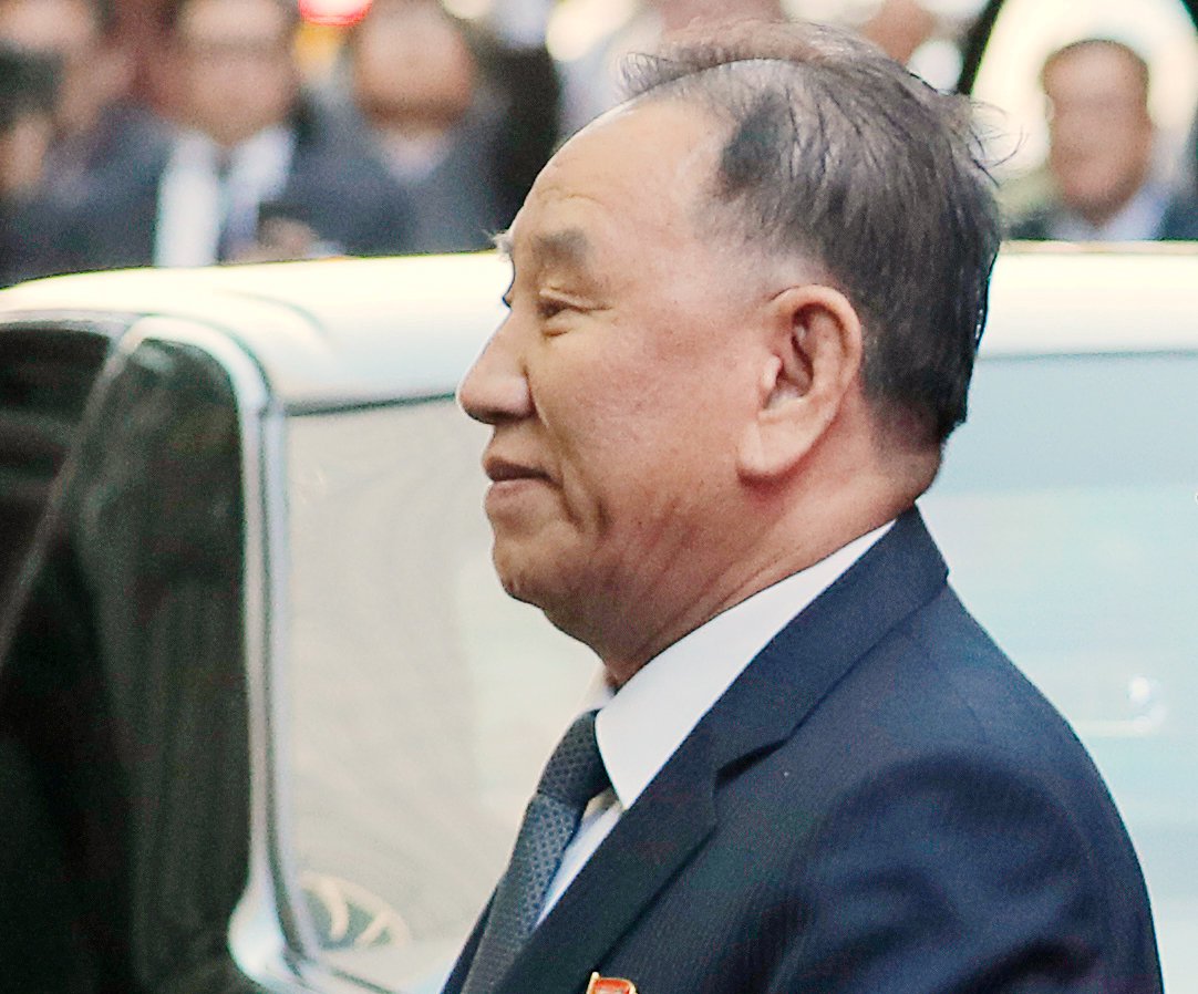 El general Kim Yong Chol tras su arribo a la ciudad de Nueva York.