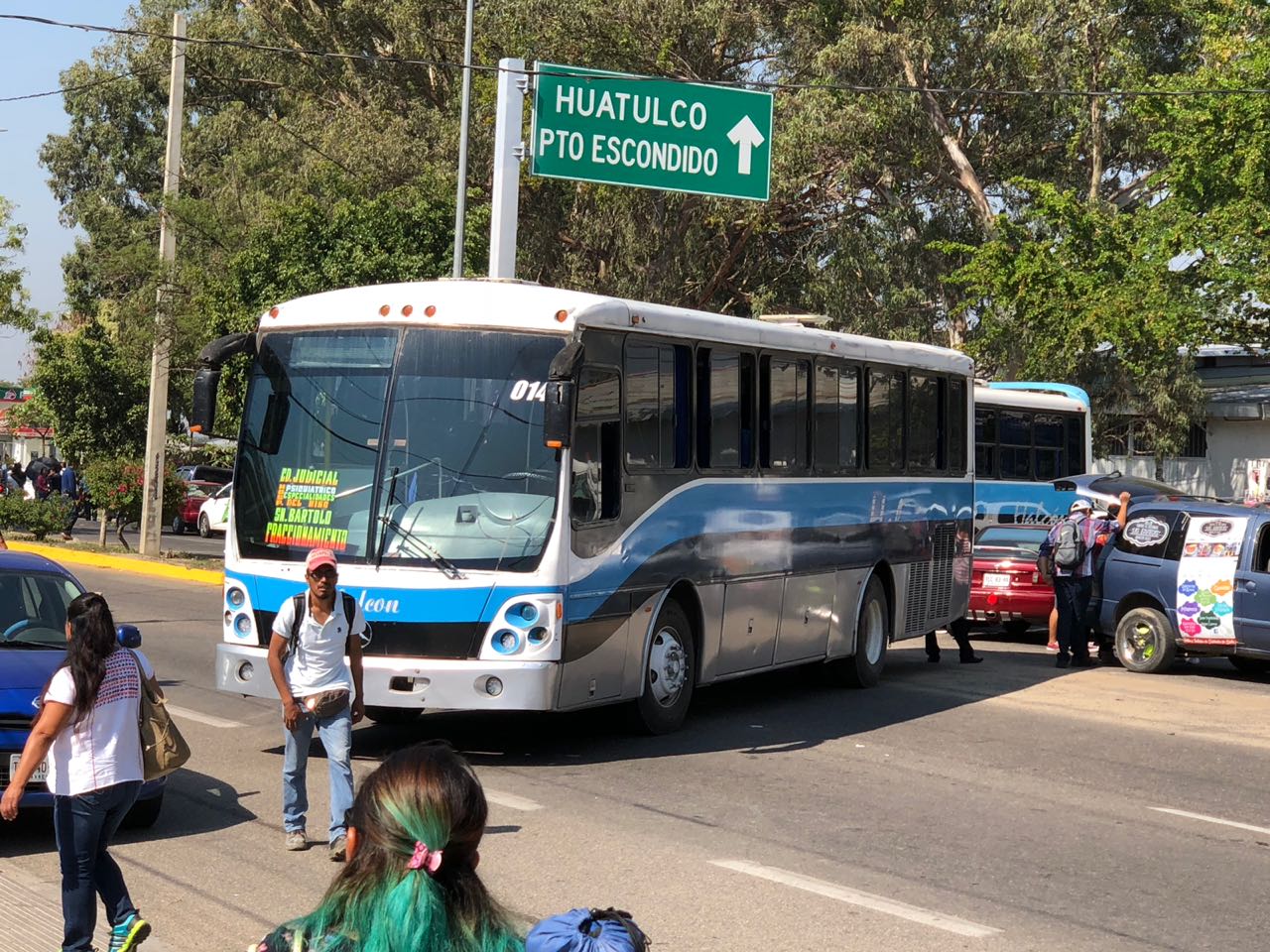 Los maestros, acompañados de organizaciones aliadas y estudiantes normalistas, retuvieron autobuses  que usaron como barricadas para evitar el paso de