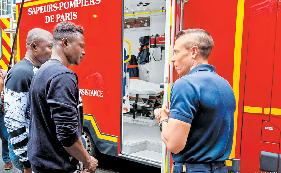 Mamoudou Gassama, de 22 años, fue contratado ayer para trabajar con la Brigada de Bomberos de París. (Erwan Thepault/AFP)