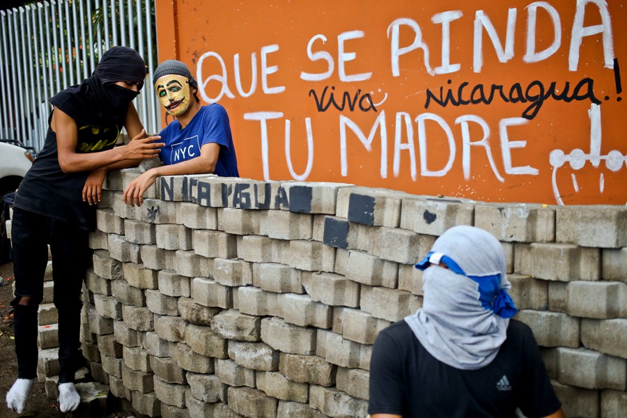 Manifestantes colocaron una barricada frente a la Universidad Nacional Agraria durante una protesta contra  Daniel Ortega, en Managua. (AP)