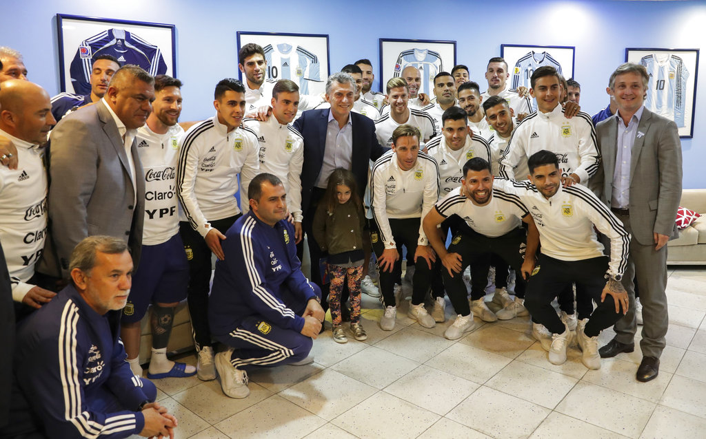 Mauricio Macri y la selección argentina (AP)