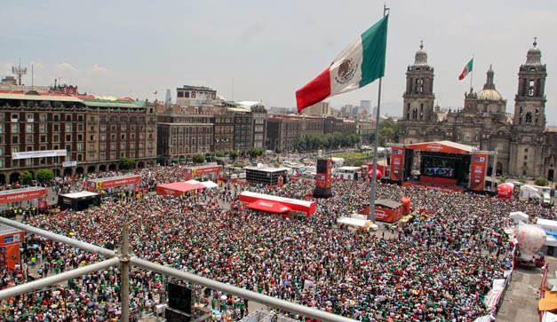 Pantallas en el Zócalo durante Sudáfrica 2010 (Especial)
