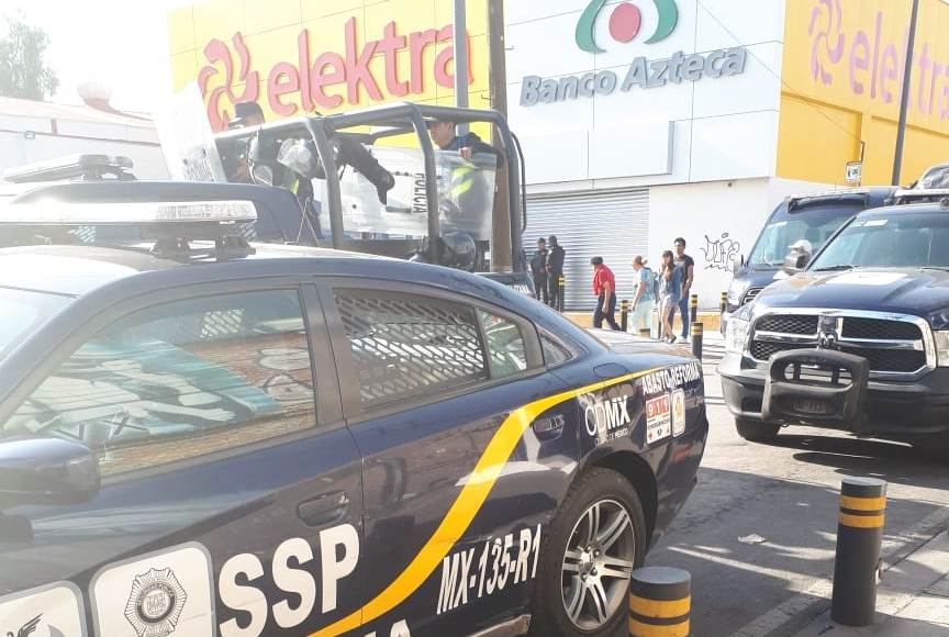 El policía furstró un robo a una tienda 'Elektra'. (Tomada de Twitter)