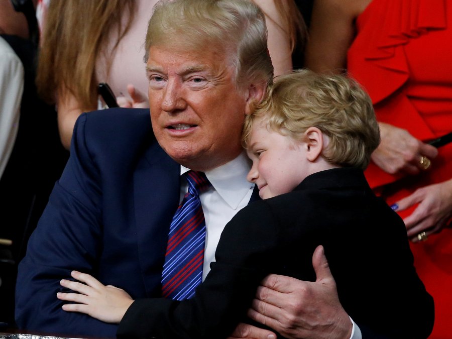 El presidente Trump abraza a un niño con distrofia muscular, luego de firmar la ley conocida como "derecho a intentar". (Reuters)