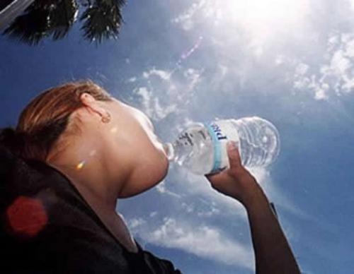 Recomiendan mantenerse hidratado en altas temperaturas.