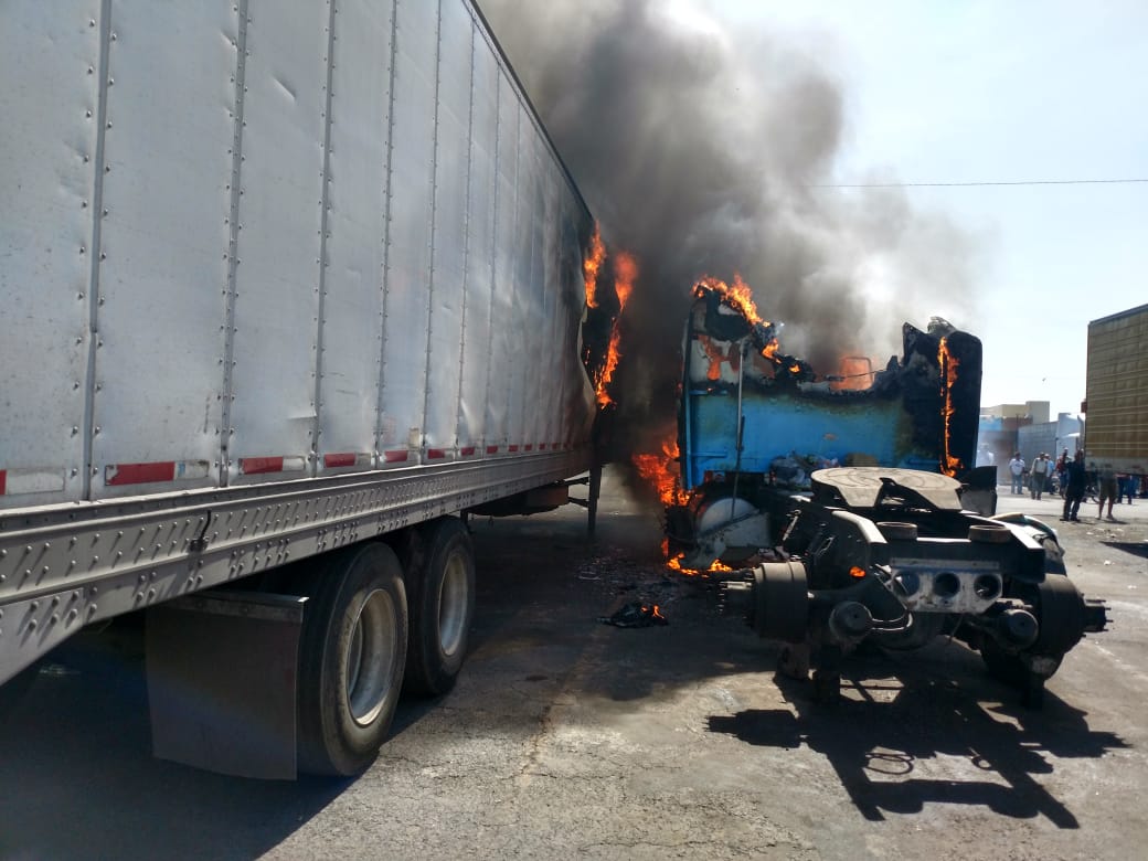 El vehículo se incendió a la altura del Eje 6 Sur. (Especial)