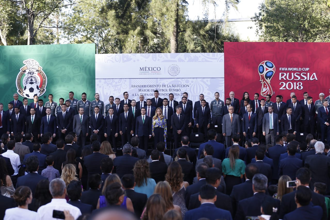 Al abanderar al Tri en la residencial oficial de Los Pinos, el mandatario deseó a los futbolistas el mayor de los éxitos y les pidió ir a triunfar, a 