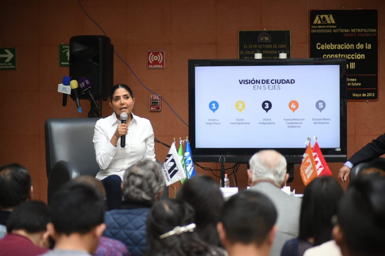 Alejandra Barrales les pidió a los jóvenes no dejar de ser irreverentes y contestararios.