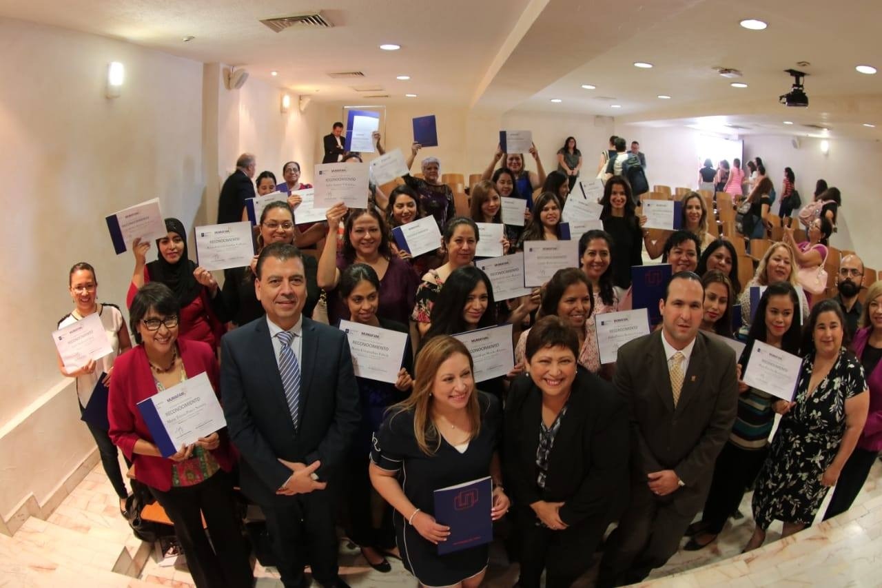 La asociación civil Mumafam otorgó becas a las mujeres con necesidades económicas. (Especial).