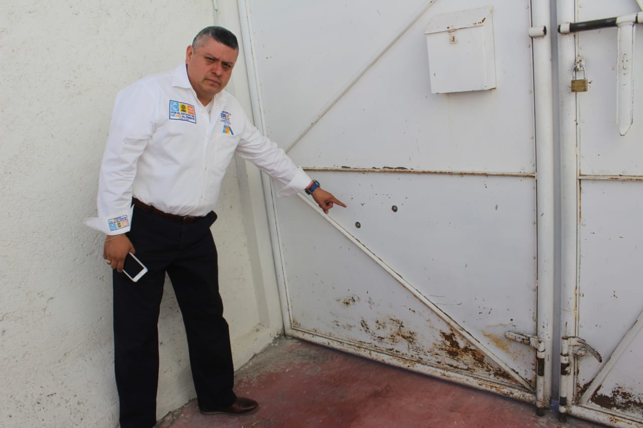 El candidato muestra el lugar donde ingresaron las balas. (Especial)