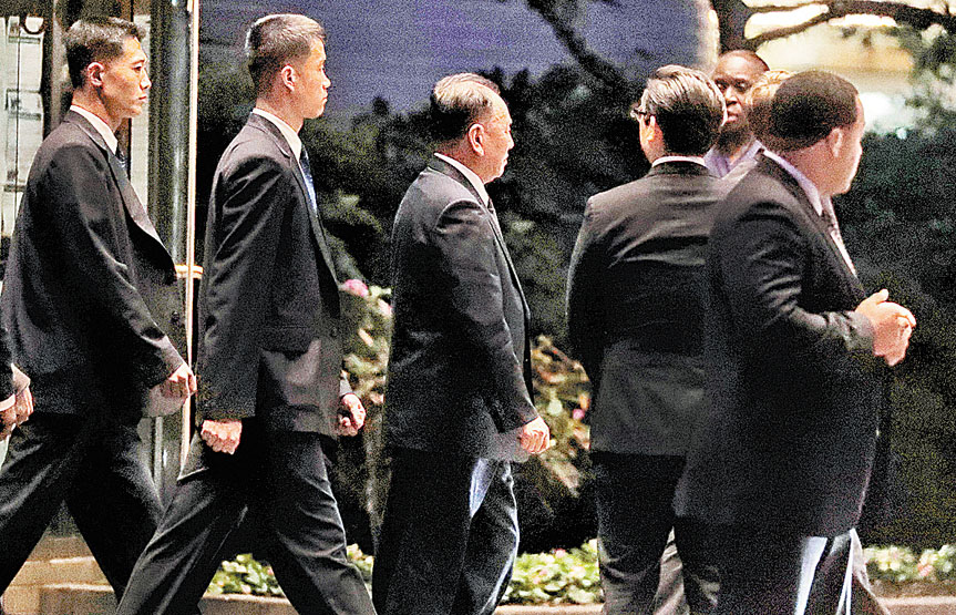 El enviado norcoreano (c) está en EU para preparar el histórico encuentro entre  Donald Trump y Kim Jong-un. (Lucas Jackson/Reuters)