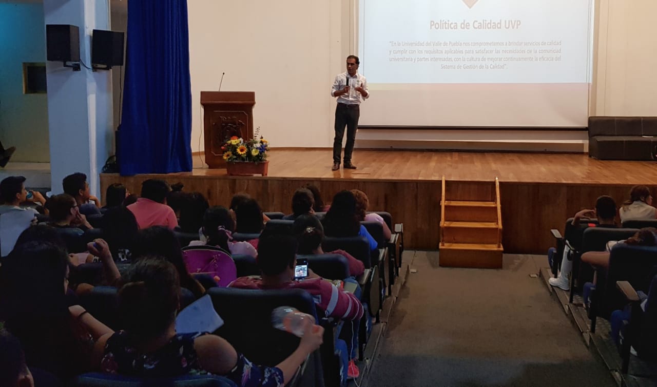 Estudiantes de la Universidad del Valle de Puebla recibieron al candidato. (Especial)