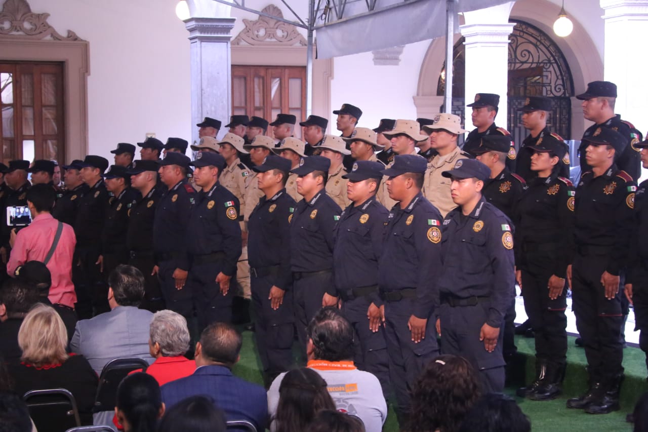 El gobernador hizo el anuncio durante un reconocimiento a elementos de la policía estatal. (Foto: Raúl Palacios)
