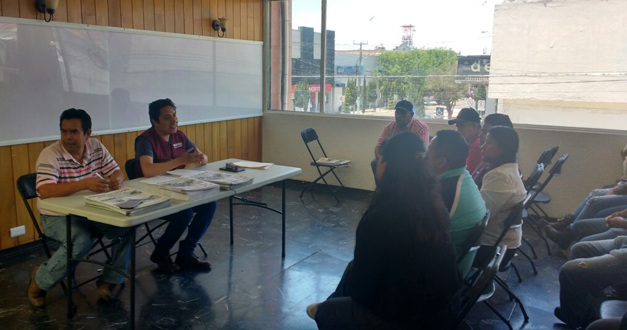 Un grupo de 25 delegados de comunidades y habitantes del municipio de Ixmiquilpan se manifestaron en las oficinas estatales de Morena. (Teodoro Santos