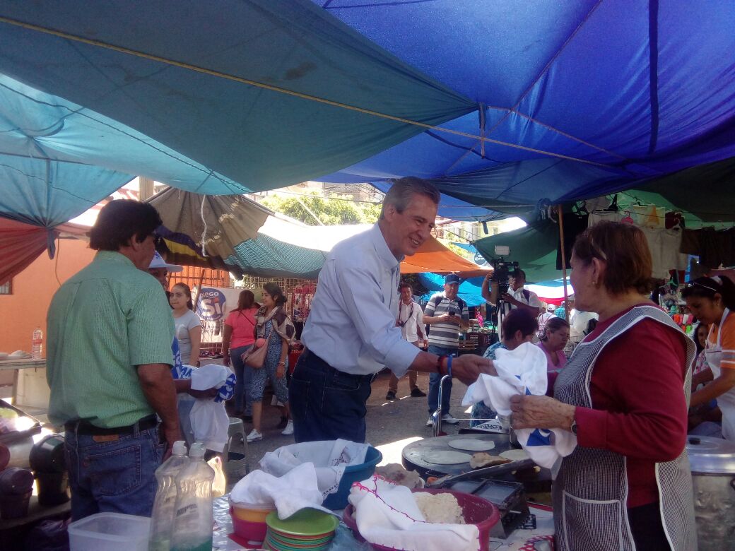 Héctor López Santillana propone espacios temporales. (Foto Jessica de la Cruz)