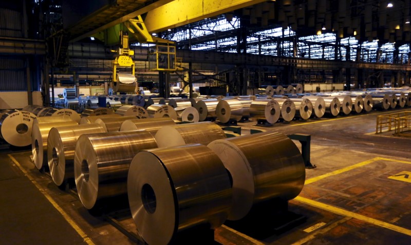 Un hombre camina entre rollos de aluminio en una fábrica. (Foto: Reuters)