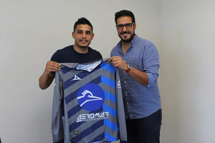 Humberto "Gansito" Hernández mostrando su nueva playera como integrante de El Correcaminos (Correcaminos)