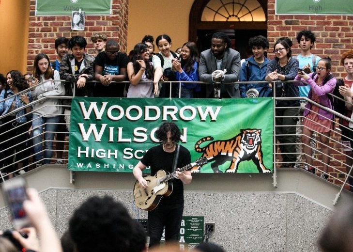 Jack White  ofrece concierto sorpresa en escuela de Estados Unidos.  (Twitter)