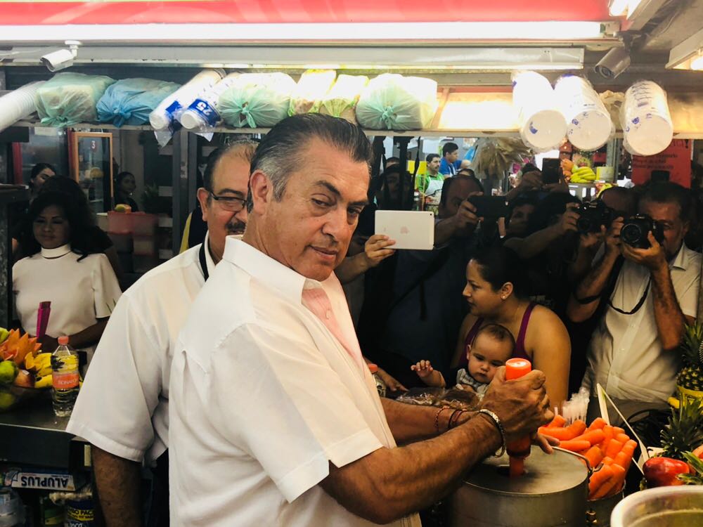 Jaime Rodríguez Calderón durante su recorrido por el Mercado Garmendia, en Culiacán, Sinaloa/Karina Palacios