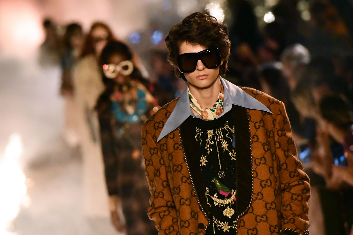 Los looks masculinos conservaron ese estilo ochentero que ha caracterizado a Gucci. (Foto: AFP)