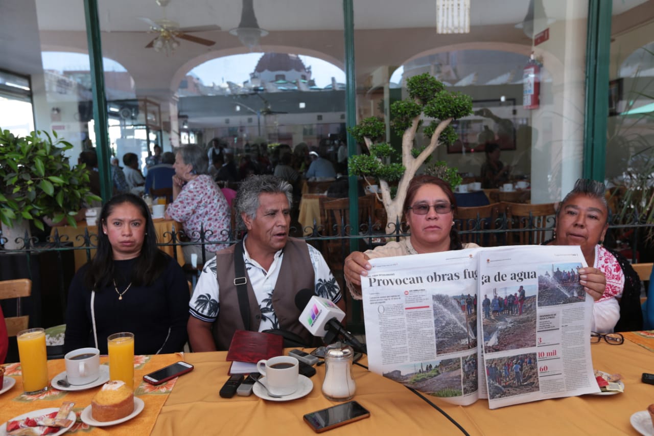 Lugareños muestran el caso hecho público en un periódico. (Tania Contreras)