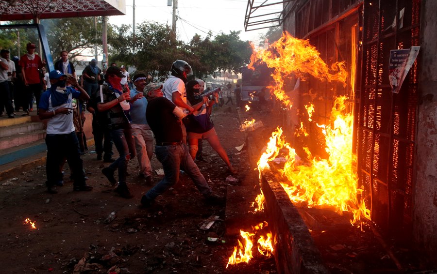 Manifestantes incendian la estación de radio sandinista durante enfrentamientos con la policía en Managua. (Reuters)