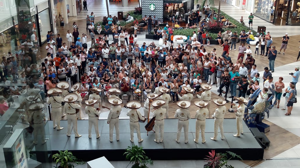 Mariachi de la Armada de México canta para visitantes en tienda comercial de Tampico (Omar Hernández)