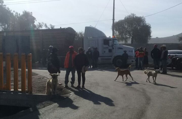 Los vecinos inconformes solicitaron la presencia del delegado auxiliar de la comunidad. (Francisco Villeda)