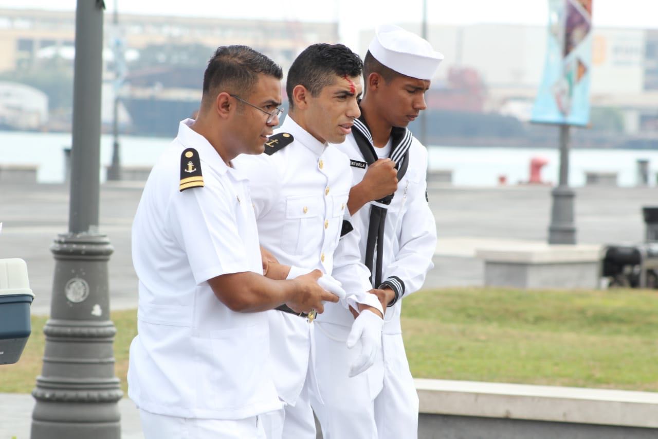 Fue auxiliado por sus compañeros y atendido por paramédicos del Hospital Naval que se encontraban en la Macroplaza. (Isabel Zamudio)