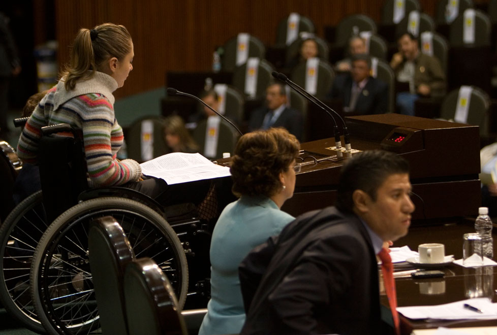 La Diputada Federal, Claudia Anaya, subió a la tribuna durante una sesión en el Congreso (Mónica González).
