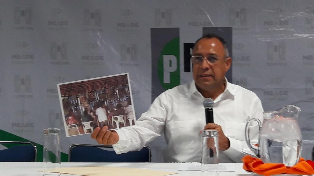 El dirigente estatal del PRI mostró imágenes del alcalde haciendo proselitismo. (Javier Trujillo)