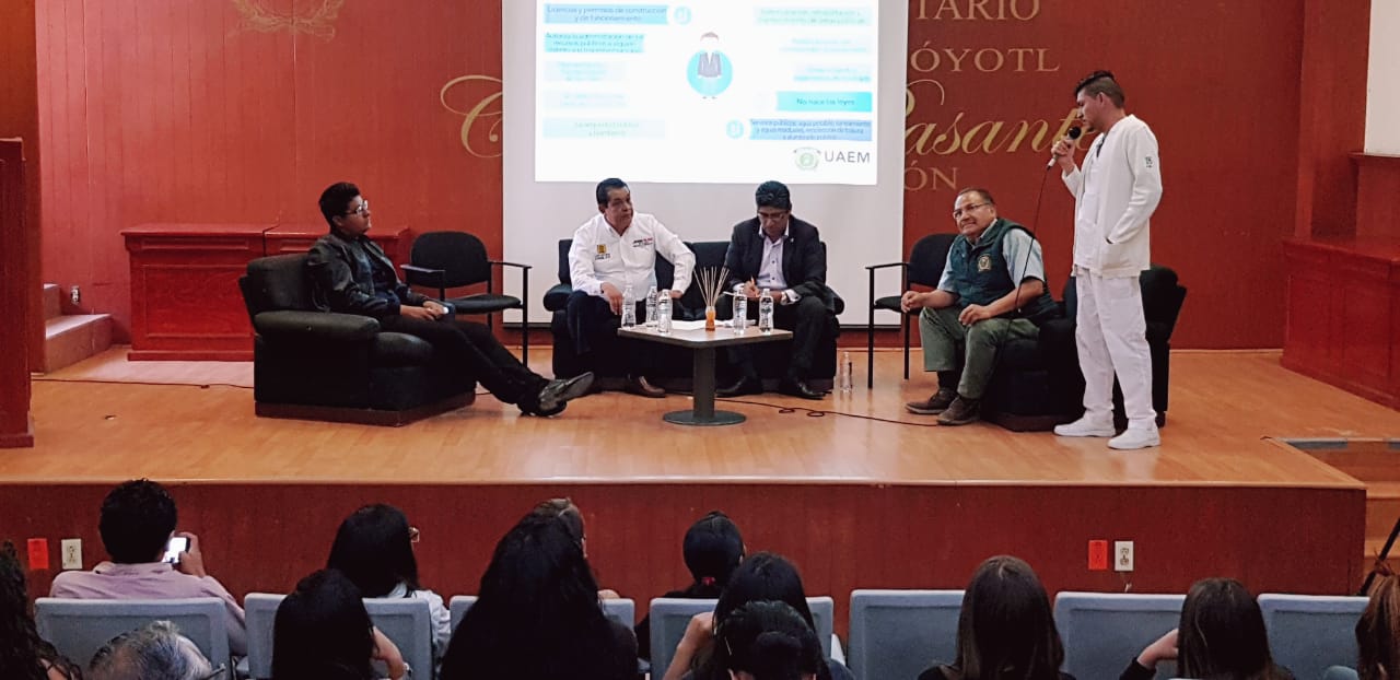 Durante el encuentro con la población universitaria. (Especial)
