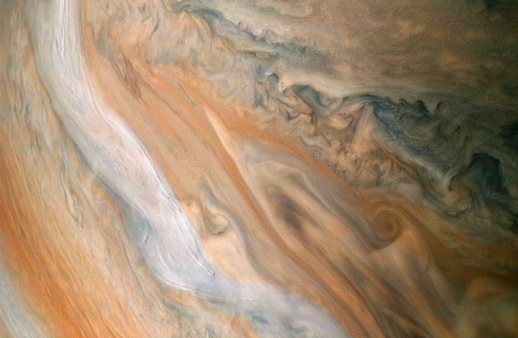 La imagen fue tomada el pasado 23 de mayo, durante el décimo tercer acercamiento de 'Juno' a Júpiter.