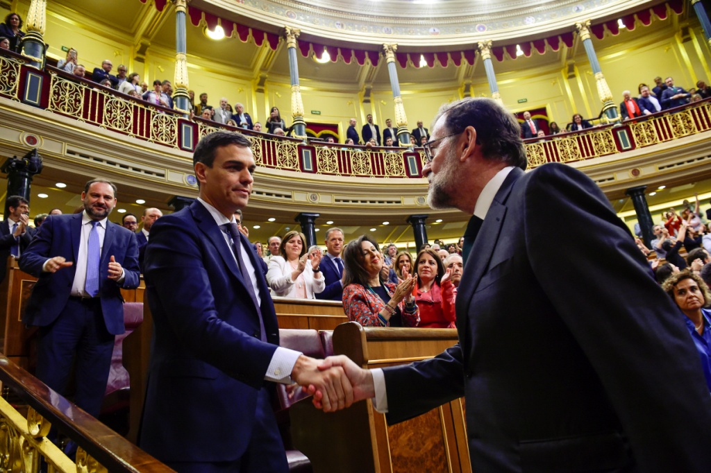 El nuevo líder del PSOE y presidente del Gobierno español, Pedro Sánchez, saluda a Mariano Rajoy, tras una moción de censura en el parlamento en Madri