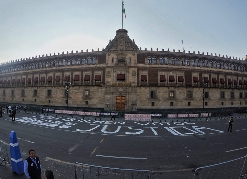 Los manifestantes colocaron fotografías de los periodistas asesinados frente al Palacio Nacional. (Jorge Becerril)