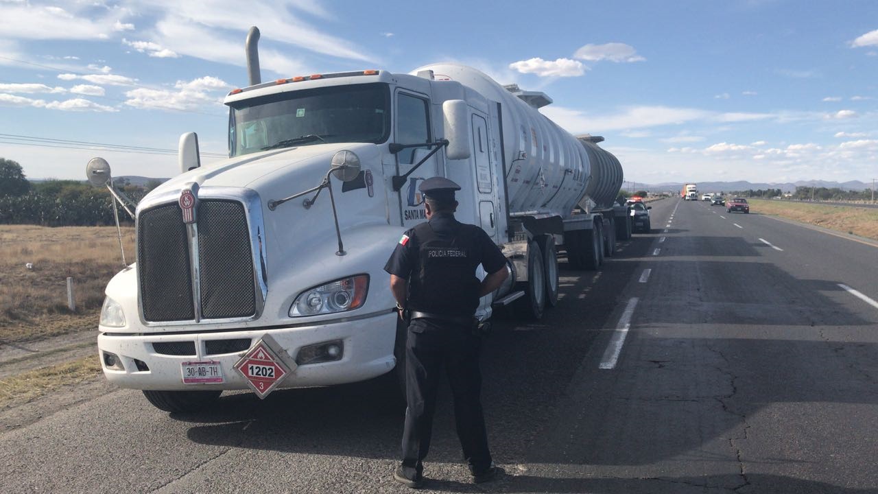 La Policía Federal está pendiente de que los choferes de pipas llevan la factura de lo que transportan. (Foto Archivo)