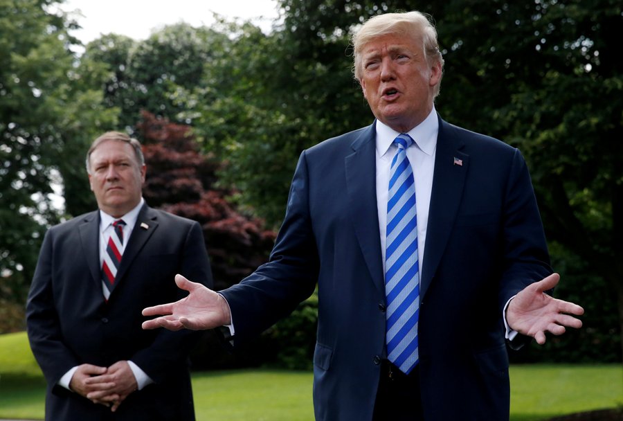 El presidente Trump hizo el anuncio acompañado del secretario de Estado, Mike Pompeo. (Reuters)