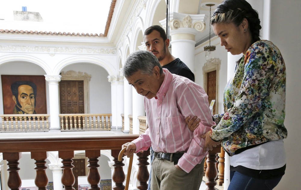 El general retirado Angel Omar Vivas se ve en el Ministerio de Relaciones Exteriores después de ser liberado. (AP)
