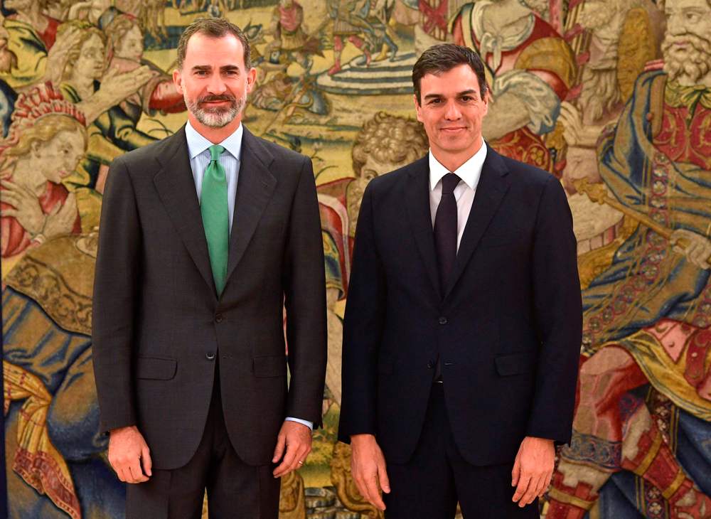El rey Felipe de España Felipe posa junto al líder del PSOE, Pedro Sánchez, tras un encuentro en el Palacio de la Zarzuela en julio de 2017.(AFP)