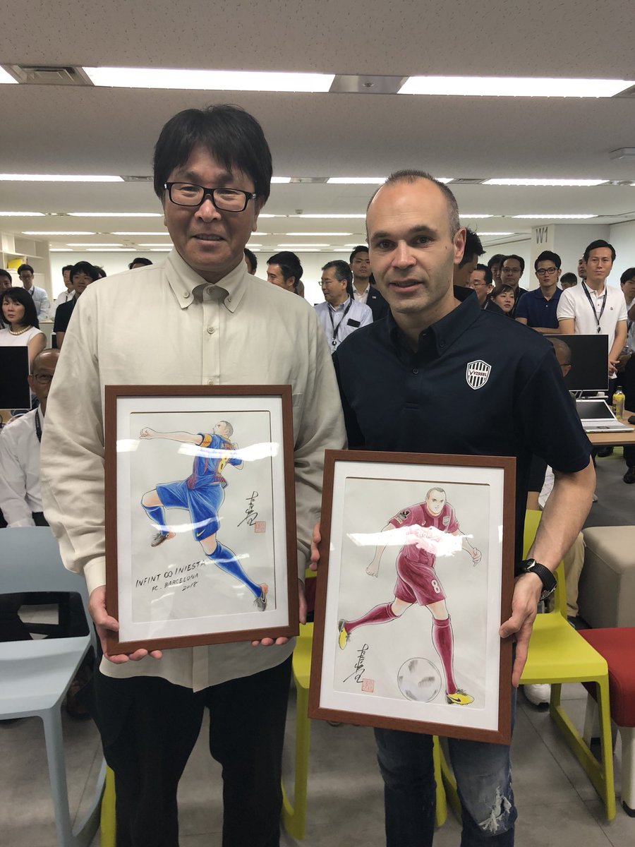 Yoichi Takahashi, creador de Supercampeones, y Andrés Iniesta (Twitter @0728takahashi)