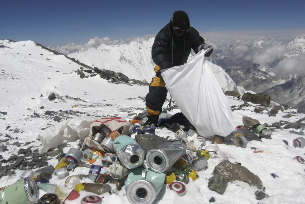 Desde abril, un equipo de limpieza ha levantado más de 8.5 toneladas de basura del Everest. (AFP)