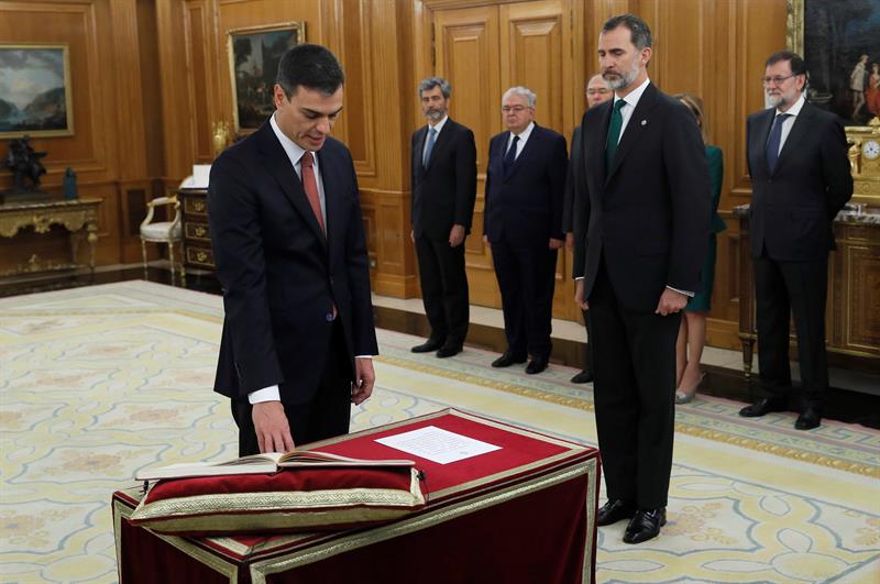 Sin la biblia ni el crucifico, el socialista Pedro Sánchez, prometió su cargo ante el rey de España. (EFE)