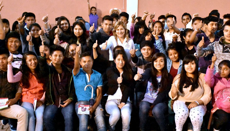 Emotivo fue el encuentro que Sayonara Vargas Rodríguez sostuvo con jóvenes. (Cortesía)
