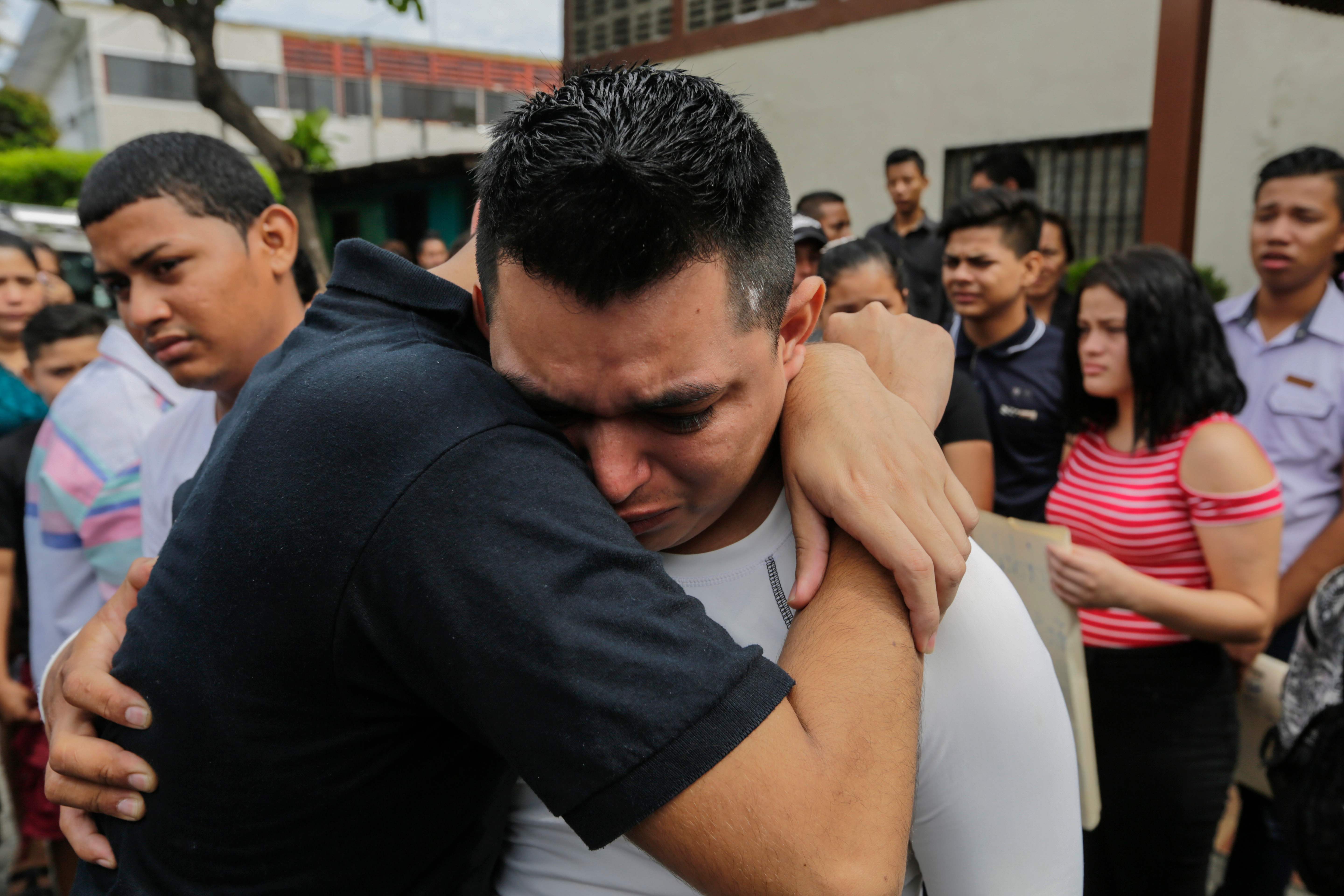 Familiares y amigos de Orlando Córdoba, de 14 años, muerto durante las protestas contra Daniel Ortega en Managua. (AFP)