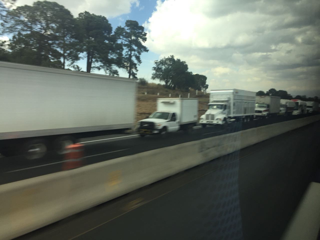 Una fila de 75 tráileres varados en la carretera a causa del accidente. (Foto: Rosalía Solís | MILENIO)