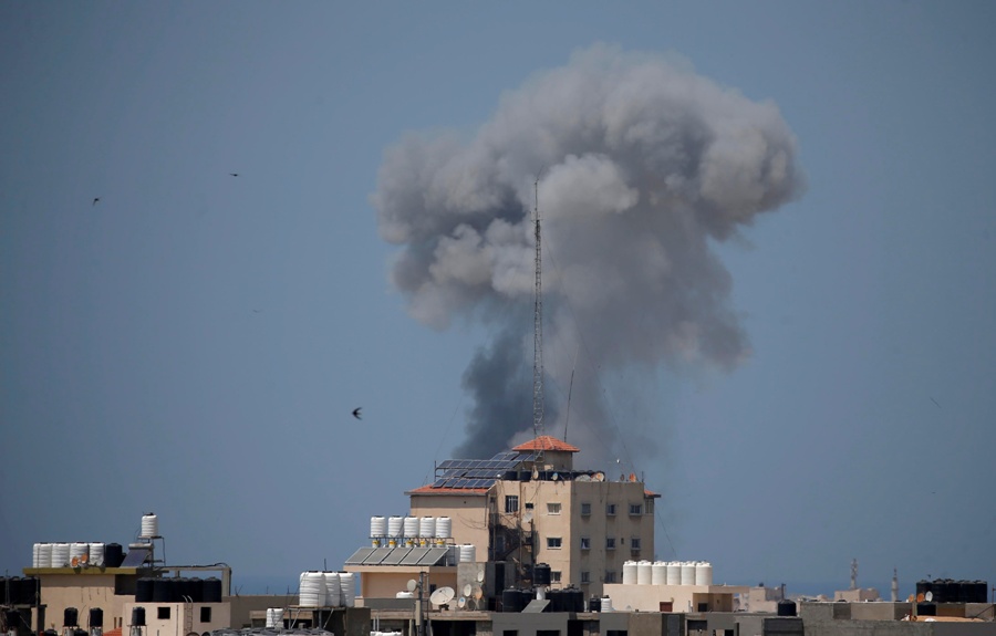 El humo se eleva después de un ataque aéreo israelí en Gaza. (Reuters)