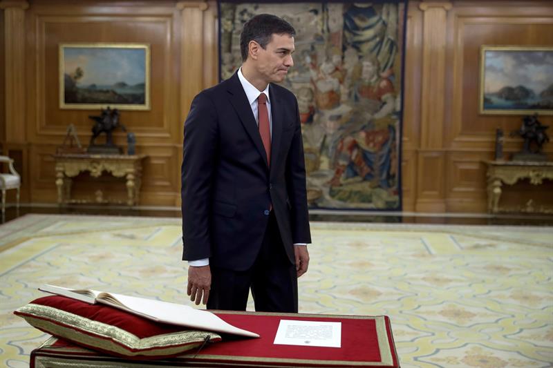 El nuevo mandatario  español juró ante el presidente de España, Felipe VI. (EFE)